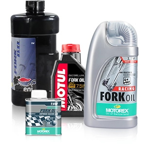 Quatre bouteilles d'huile pour fourches de différentes marques et de différentes tailles.